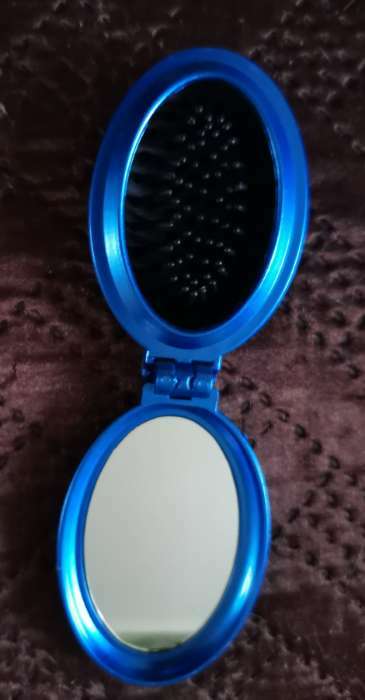 Фотография покупателя товара Расчёска массажная «Перламутр», складная, с зеркалом, 5,5 × 8,5 см, цвет МИКС