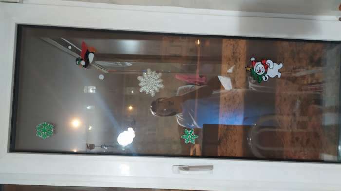 Фотография покупателя товара Наклейка на стекло "Снеговик в синем шарфе с ёлкой" 10х15 см - Фото 3