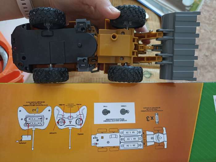 Фотография покупателя товара Экскаватор радиоуправляемый «Бульдозер», работает от батареек - Фото 2