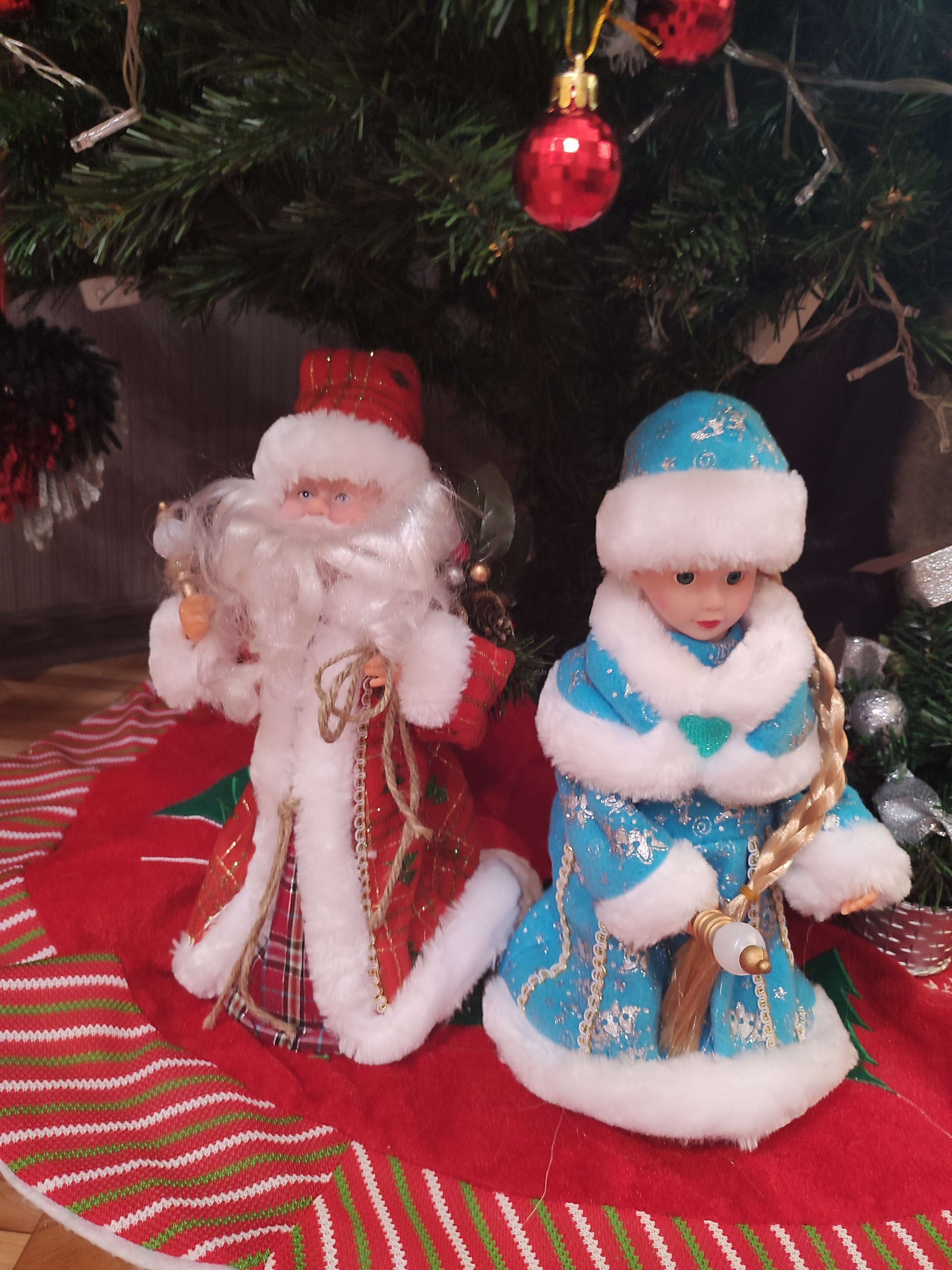 Фотография покупателя товара Дед Мороз "В красной шубке" двигается, 29 см, с подарками - Фото 1