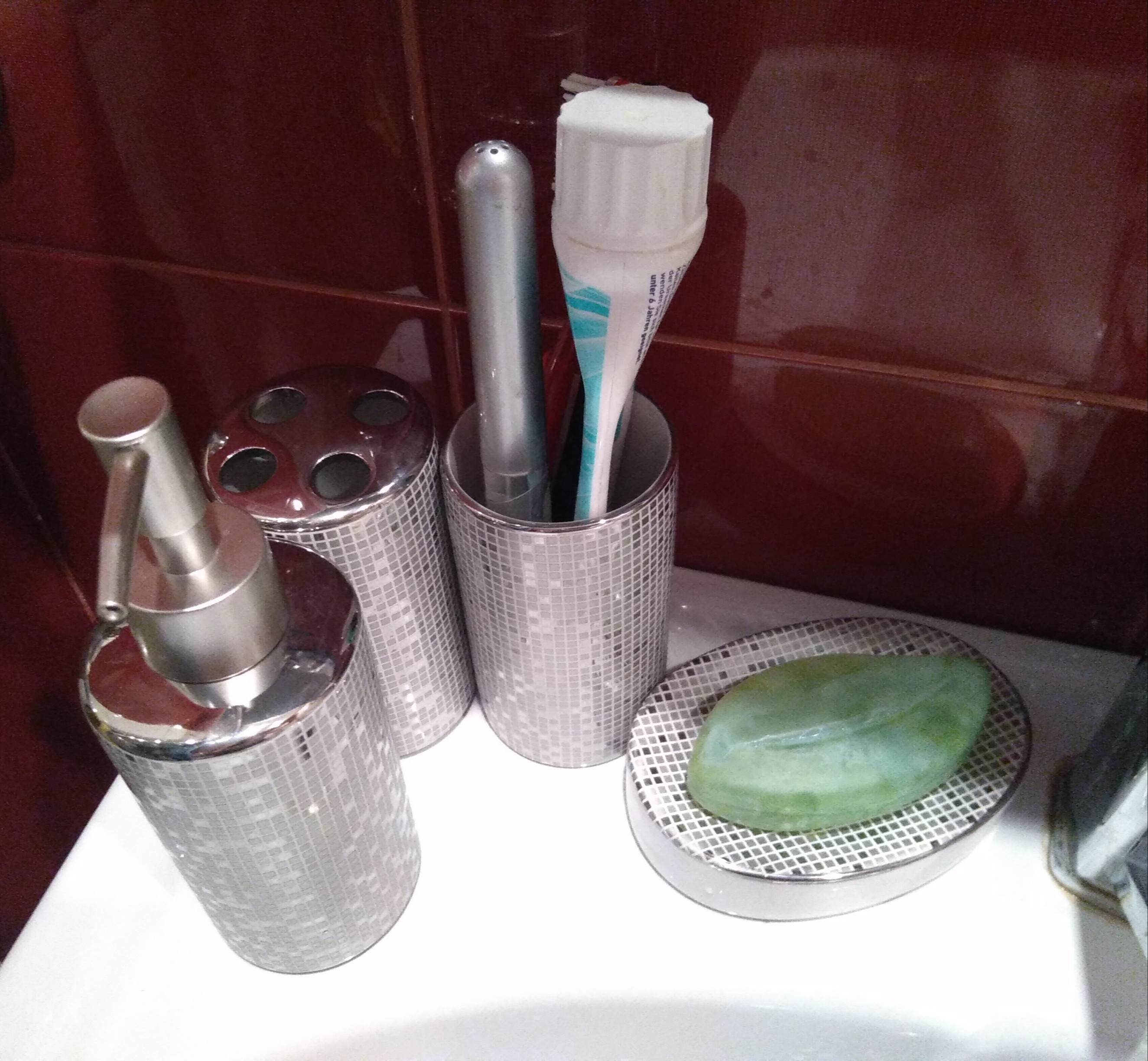 Фотография покупателя товара Набор аксессуаров для ванной комнаты Доляна «Диско», 4 предмета (дозатор 300 мл, мыльница, 2 стакана), цвет серый - Фото 5