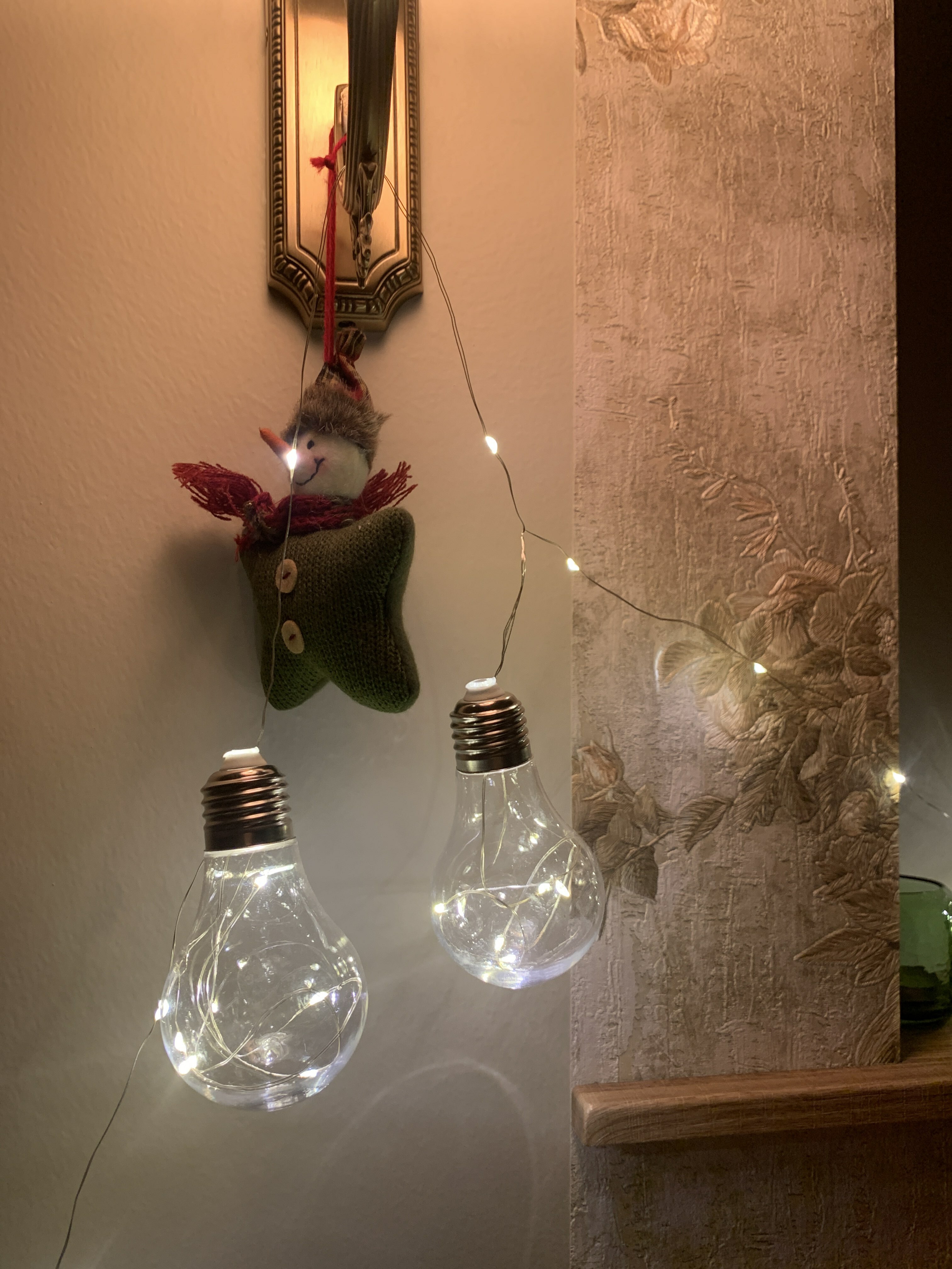 Фотография покупателя товара Гирлянда «Нить» 3 м с насадками «Лампочки», IP20, серебристая нить, 100 LED, свечение тёплое белое, 3.5 В