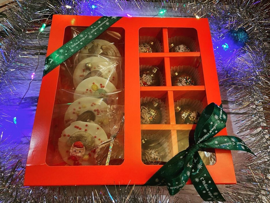Фотография покупателя товара Коробка под 8 конфет + шоколад, с окном, алая, 17,7 х 17,85 х 3,85 см
