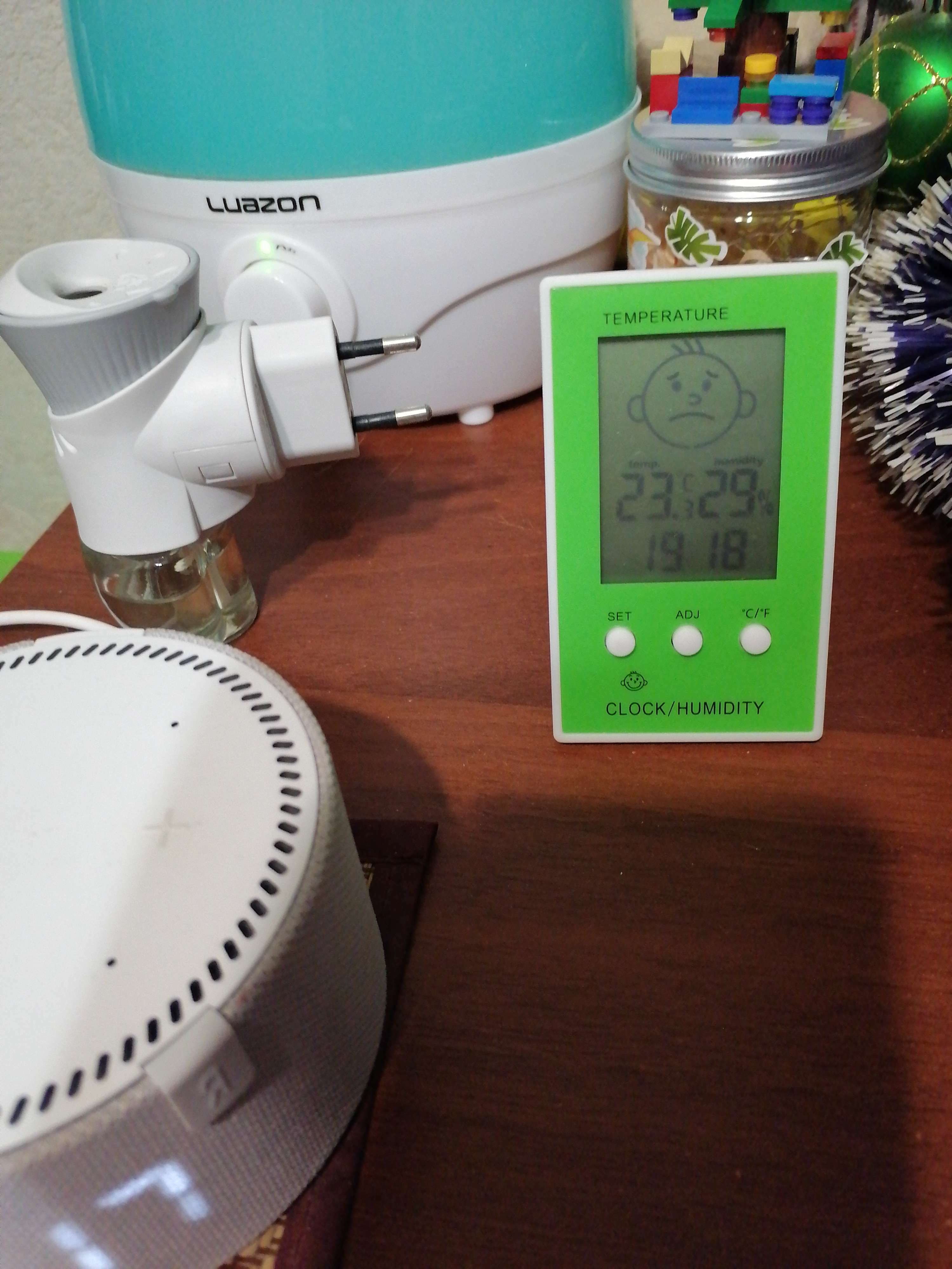 Фотография покупателя товара Термометр Luazon LTR-12, электронный, указатель влажности, часы, МИКС - Фото 2
