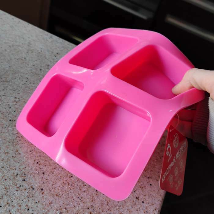 Фотография покупателя товара Форма силиконовая для выпечки Доляна «Квадрат», 18×18 см, 4 ячейки (6,7×6,7 см), цвет розовый - Фото 2