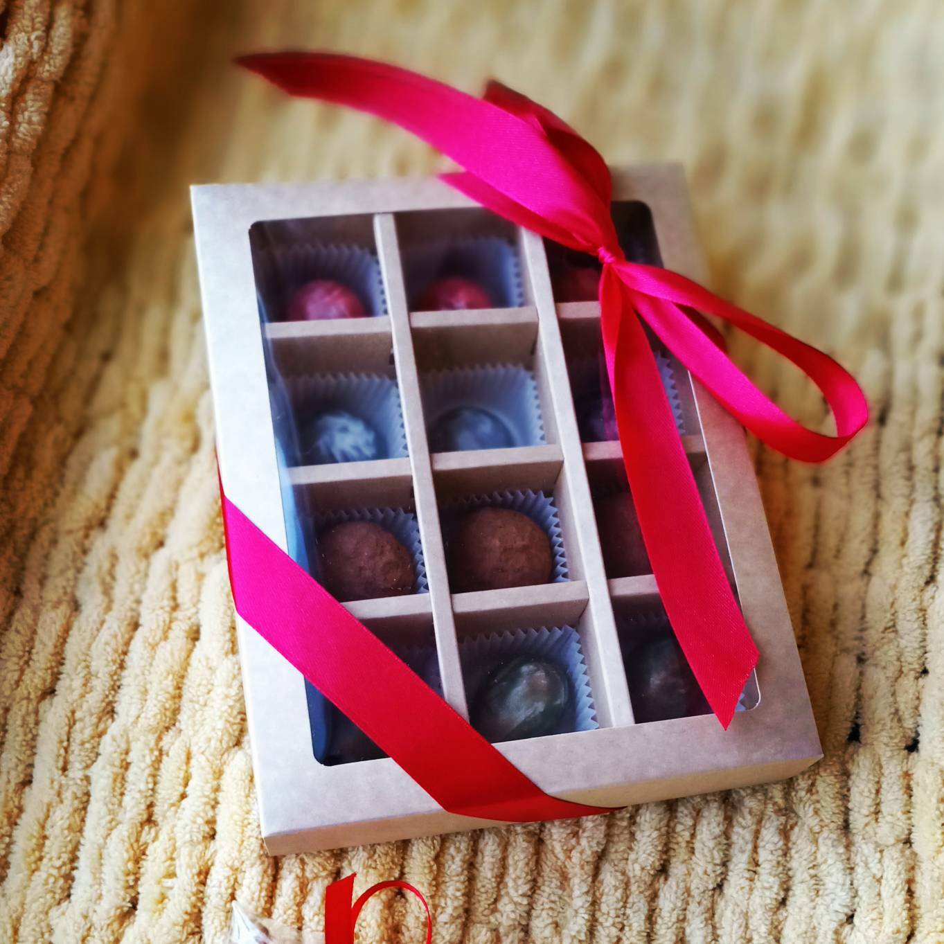 Фотография покупателя товара Коробка складная под 12 конфет, белая, 19 х 15 х 3,6 см - Фото 3