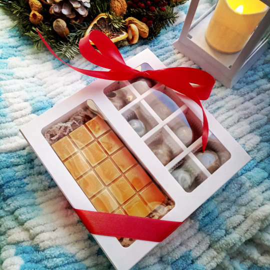 Фотография покупателя товара Коробка под 8 конфет + шоколад, с окном, голубая, 17,7 х 17,85 х 3,85 см - Фото 5