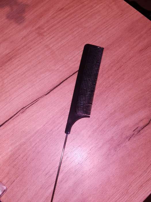 Фотография покупателя товара Расчёска с металлическим хвостиком, 20 × 2,5 см, цвет чёрный - Фото 2