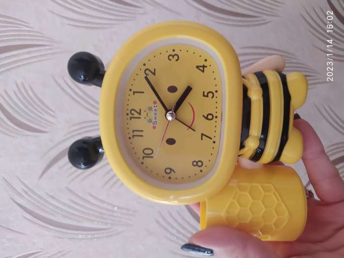 Фотография покупателя товара Будильник "Пчела", с карандашницей, дискретный ход, d-9 см, 14.5 х 14 см, желтый - Фото 3