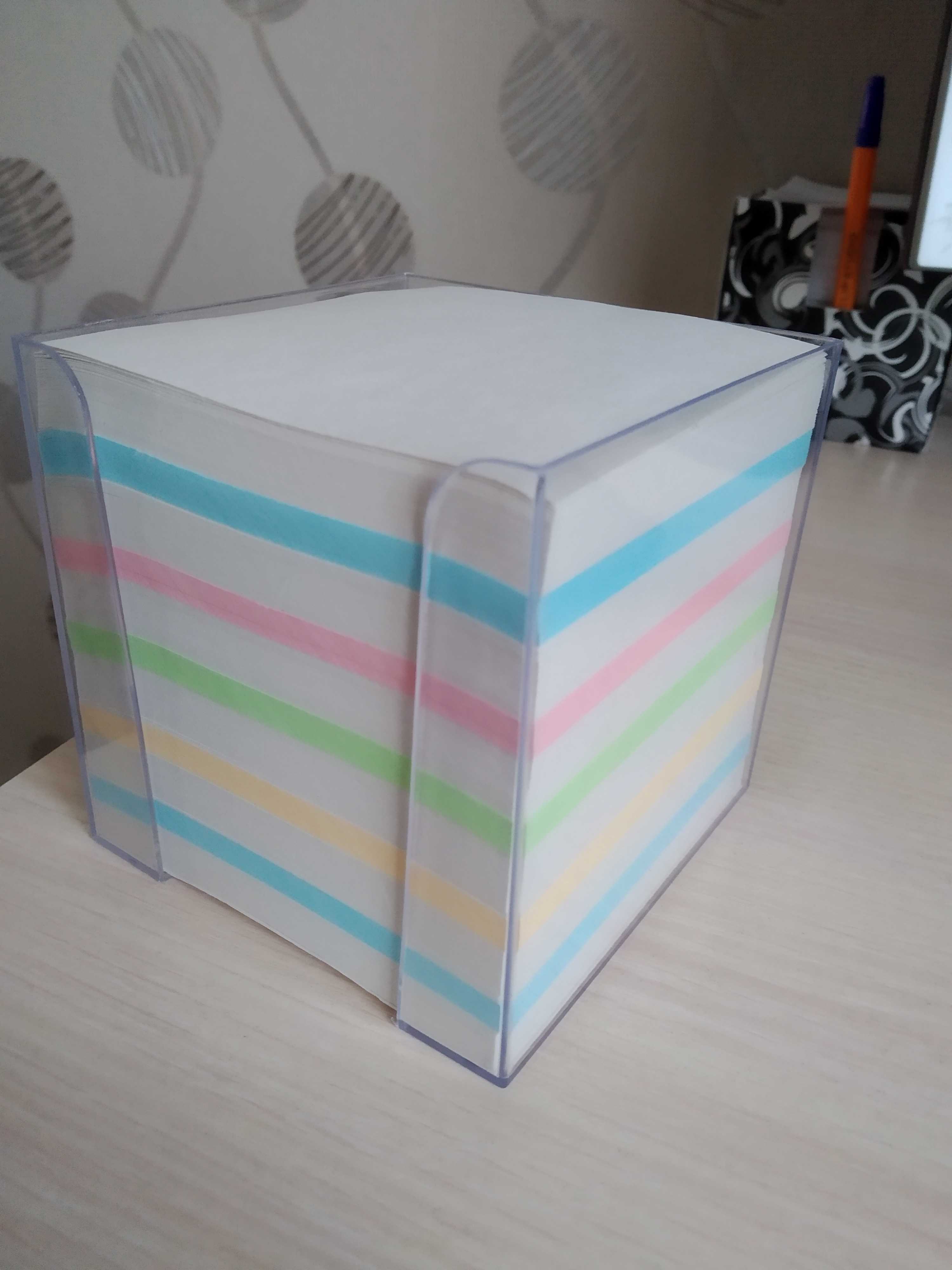 Фотография покупателя товара Блок бумаги для записей Стамм «Офис», 9 x 9 x 9 см, в пластиковом, прозрачном боксе, 65 г/м2, цветной