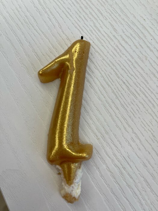 Фотография покупателя товара Набор Свеча для торта цифра 1 Гигант, золотая, с фонтаном, 9,5 см - Фото 1
