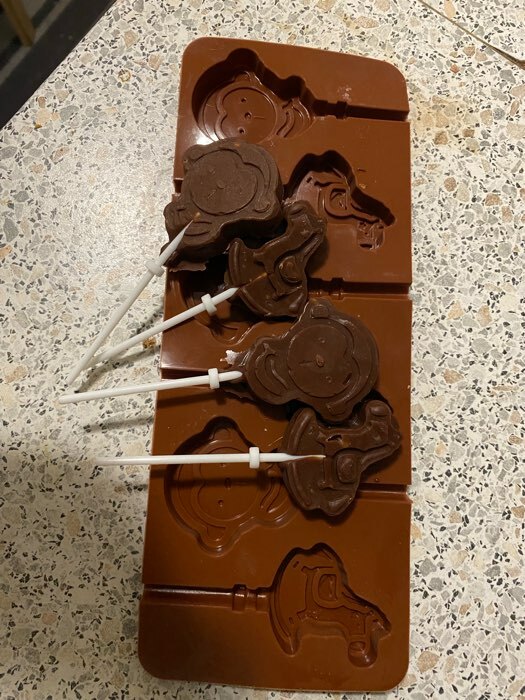 Фотография покупателя товара Форма для леденцов Доляна «Детство», силикон, 24×9,5 см, 6 ячеек (5×4,6), с палочками, цвет коричневый