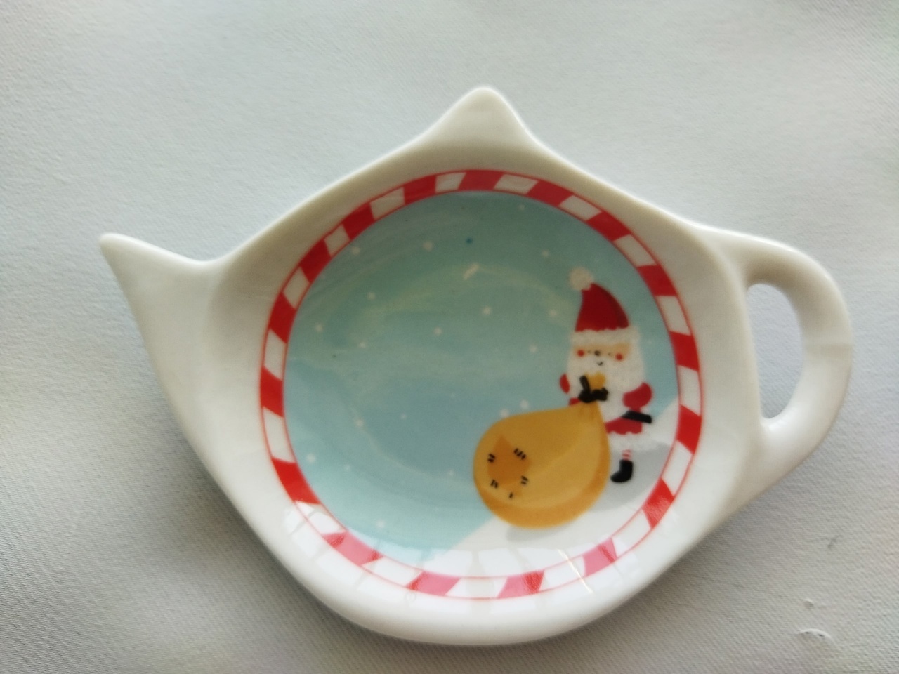 Фотография покупателя товара Подставка фарфоровая под чайный пакетик Доляна «Новый год. Дед Мороз», 12×8,4 см