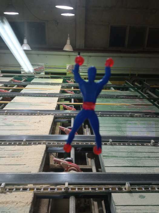 Фотография покупателя товара Липучка «Человек», сползает по стеклу, цвета МИКС
