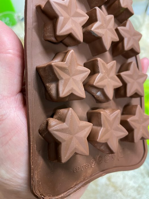Фотография покупателя товара Форма для конфет и шоколада Доляна «Звездочёт», силикон, 20,5×10,5×1,5 см, 15 ячеек, цвет коричневый - Фото 7