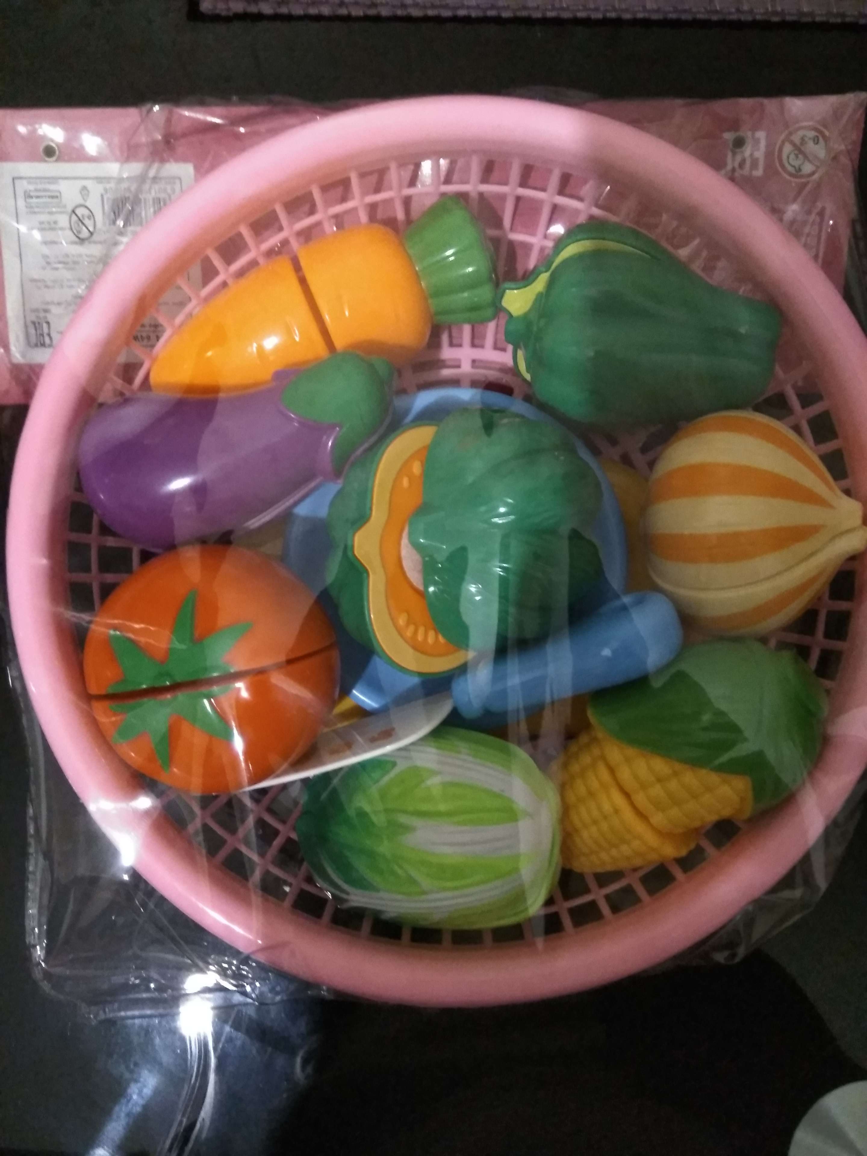 Фотография покупателя товара Набор продуктов-нарезка «Поварёнок« в корзинке, на липучках, 12 предметов, цвета МИКС