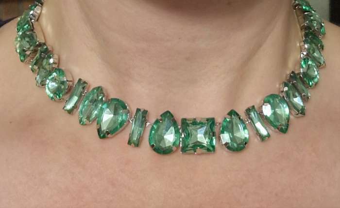 Фотография покупателя товара Колье «Драгоценность» геометрия, цвет светло-зелёный в серебре, 32 см - Фото 3