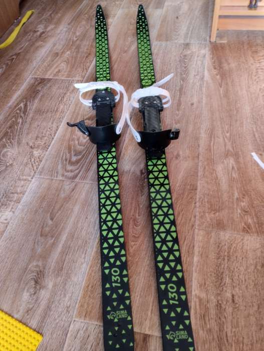Фотография покупателя товара Комплект лыжный подростковый: пластиковые лыжи 130 см с насечкой, стеклопластиковые палки 100 см, универсальное крепление