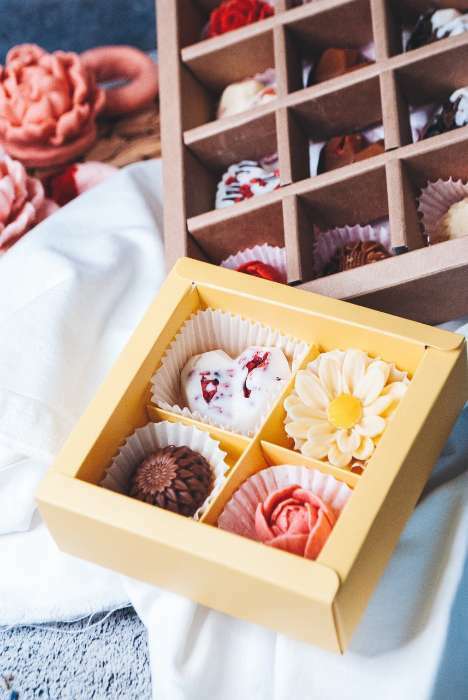 Фотография покупателя товара Коробка под 4 конфеты, кондитерская упаковка «Цветы», 10.5 х 10.5 х 3.5 см - Фото 14