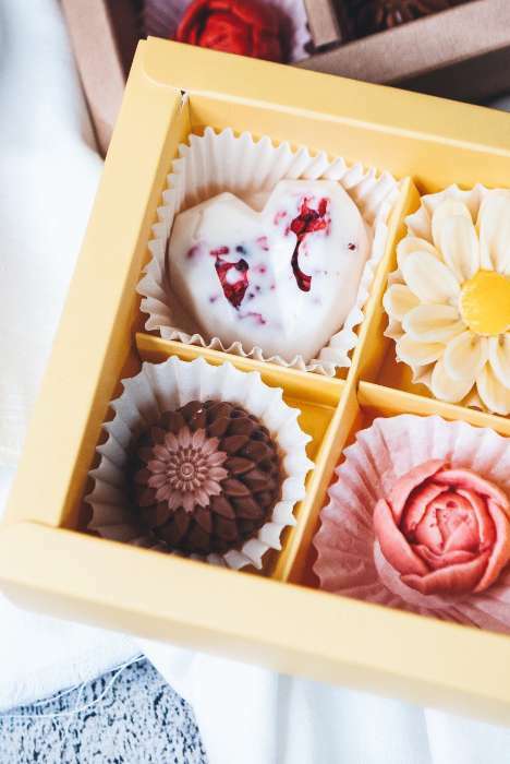 Фотография покупателя товара Коробка под 4 конфеты, кондитерская упаковка «Цветы», 10.5 х 10.5 х 3.5 см - Фото 10
