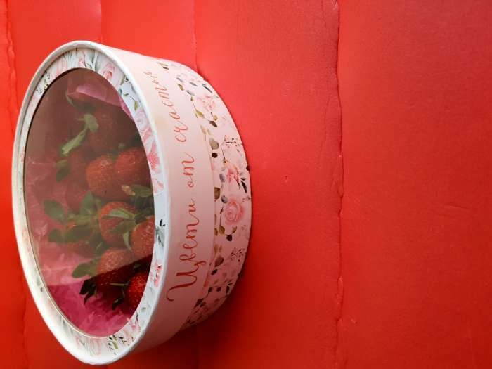 Фотография покупателя товара Коробка для макарун, кондитерская упаковка тубус с окном, «Цвети от счастья» 20 х 20 х 5 см