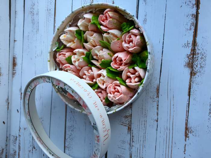 Фотография покупателя товара Коробка для макарун, кондитерская упаковка тубус с окном, «Цвети от счастья» 20 х 20 х 5 см - Фото 12