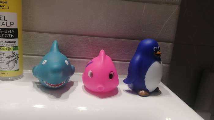 Фотография покупателя товара Резиновая игрушка для ванны «Чудо-рыбка», 9 см, с пищалкой, цвет МИКС, Крошка Я - Фото 1