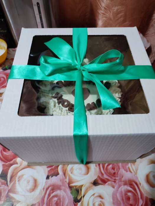 Фотография покупателя товара Коробка для торта с окном, кондитерская упаковка «Белая» 29,5 х 29,5 х 19 см - Фото 3