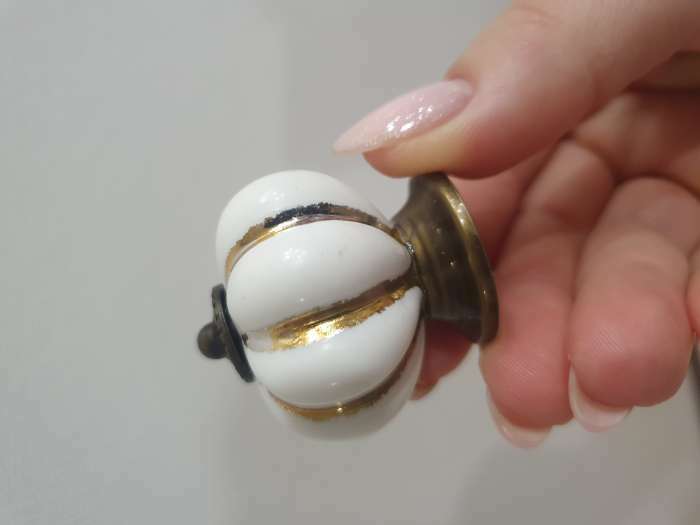 Фотография покупателя товара Ручка кнопка ТУНДРА РК117 (001) , d=39, пластик, белая с золотым - Фото 5