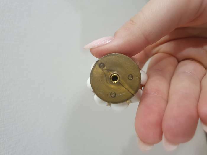 Фотография покупателя товара Ручка кнопка ТУНДРА РК117 (001) , d=39, пластик, белая с золотым - Фото 4