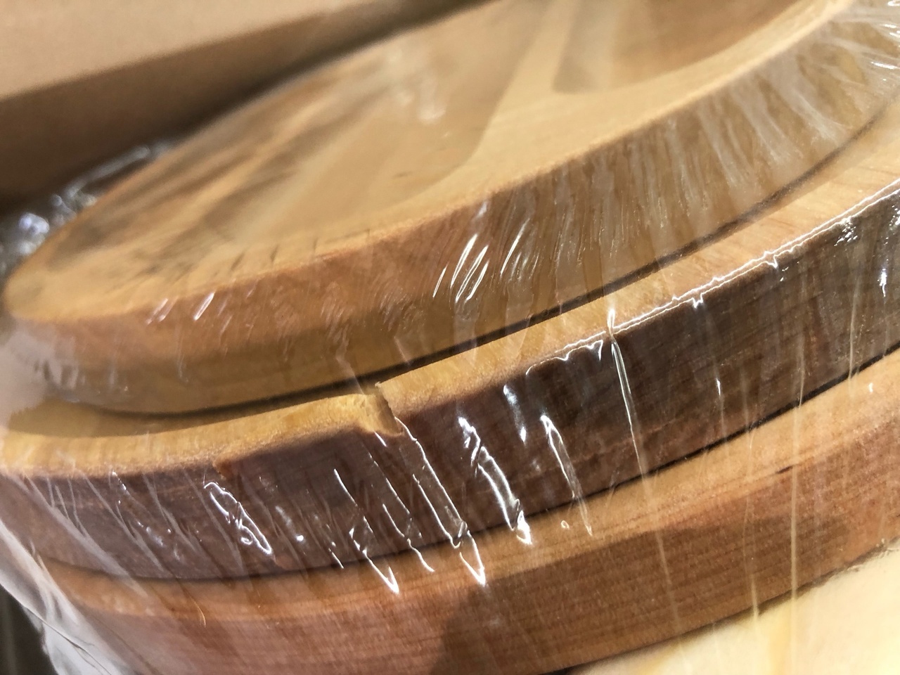 Фотография покупателя товара Подарочный набор деревянной посуды Adelica «Бари», доска разделочная d=25 см, блюдо для подачи d=24 см, менажница 3 секции d=20 см, подставка, берёза - Фото 9