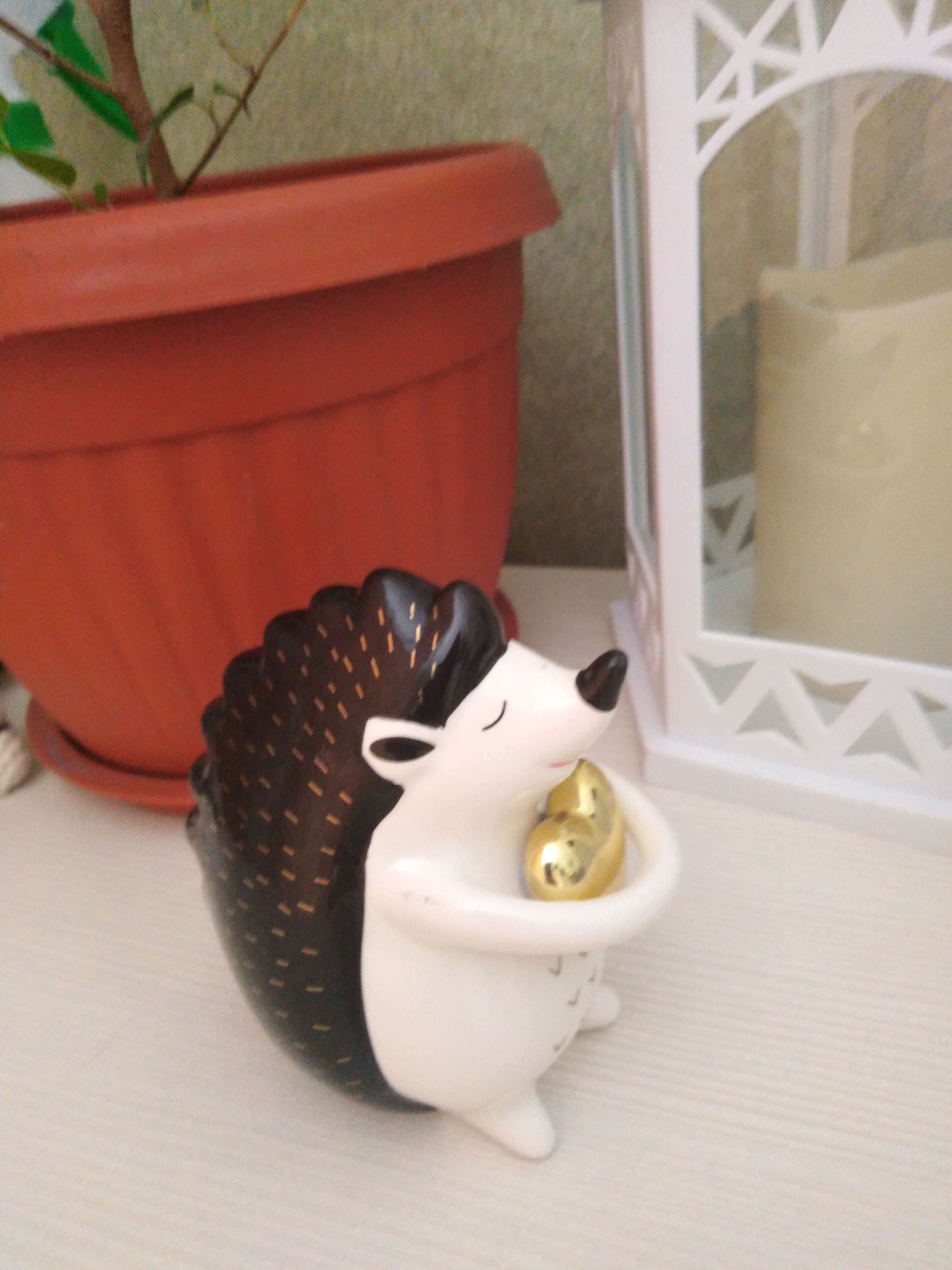 Фотография покупателя товара Сувенир керамика "Ёжик с сердечком" бело-чёрный с золотом 10,6х6х9,5 см - Фото 3