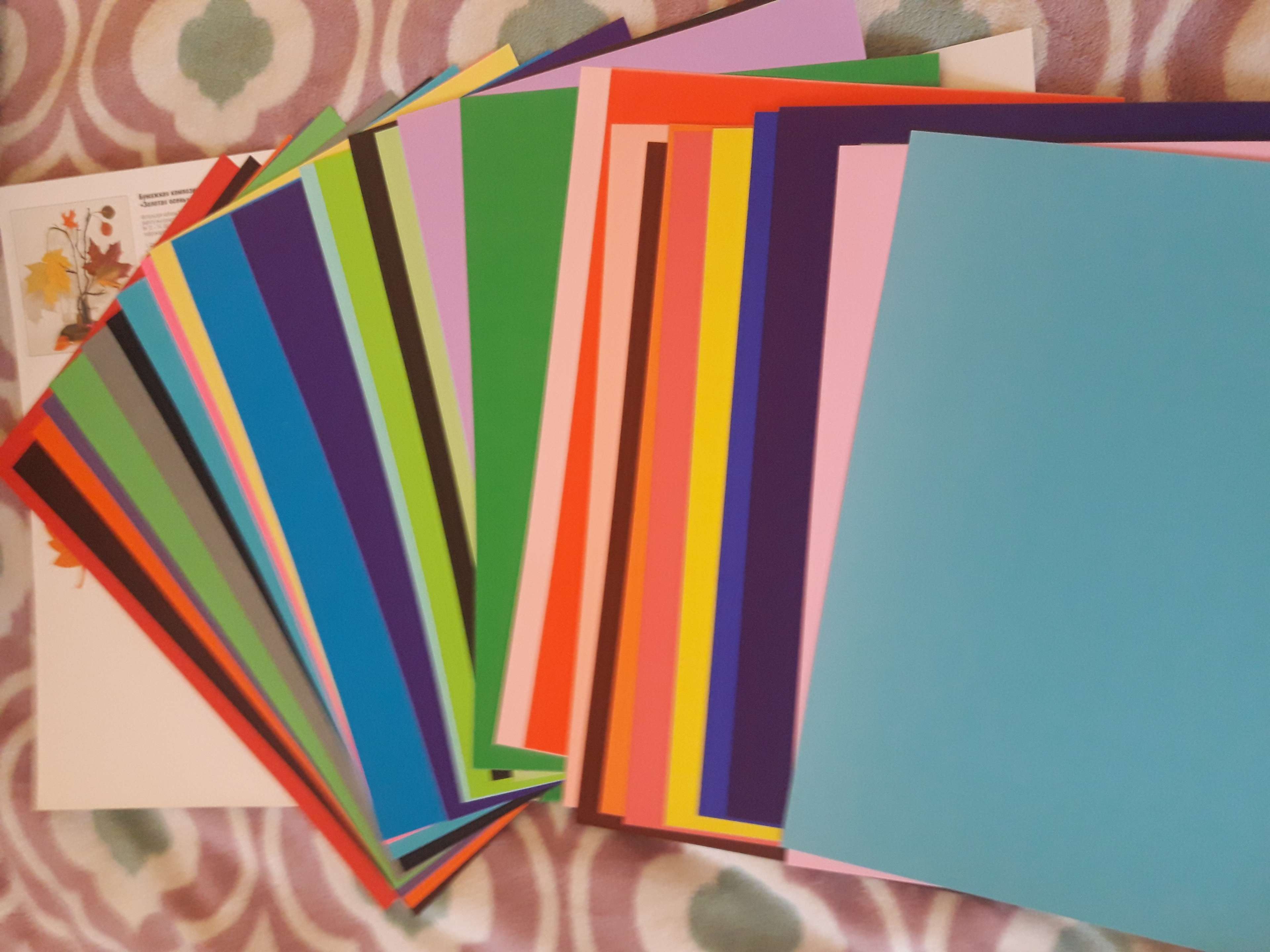 Фотография покупателя товара Набор для детского творчества А4, 10 листов двусторонняя мелованная бумага + 10 листов тонированная в масле бумага + 10 листов двусторонний цветной картон