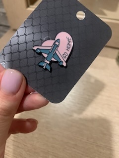 Фотография покупателя товара Значок «Самолёт» в сердце, цвет розово-голубой в чёрном металле - Фото 1