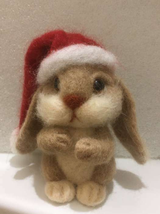Фотография покупателя товара Новогодняя игрушка из шерсти «Новый год! Кролик с подарком» - Фото 4