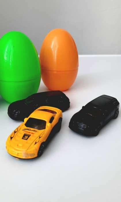 Фотография покупателя товара Металлическая машинка в яйце «Новогодний сюрприз», цвета МИКС - Фото 2