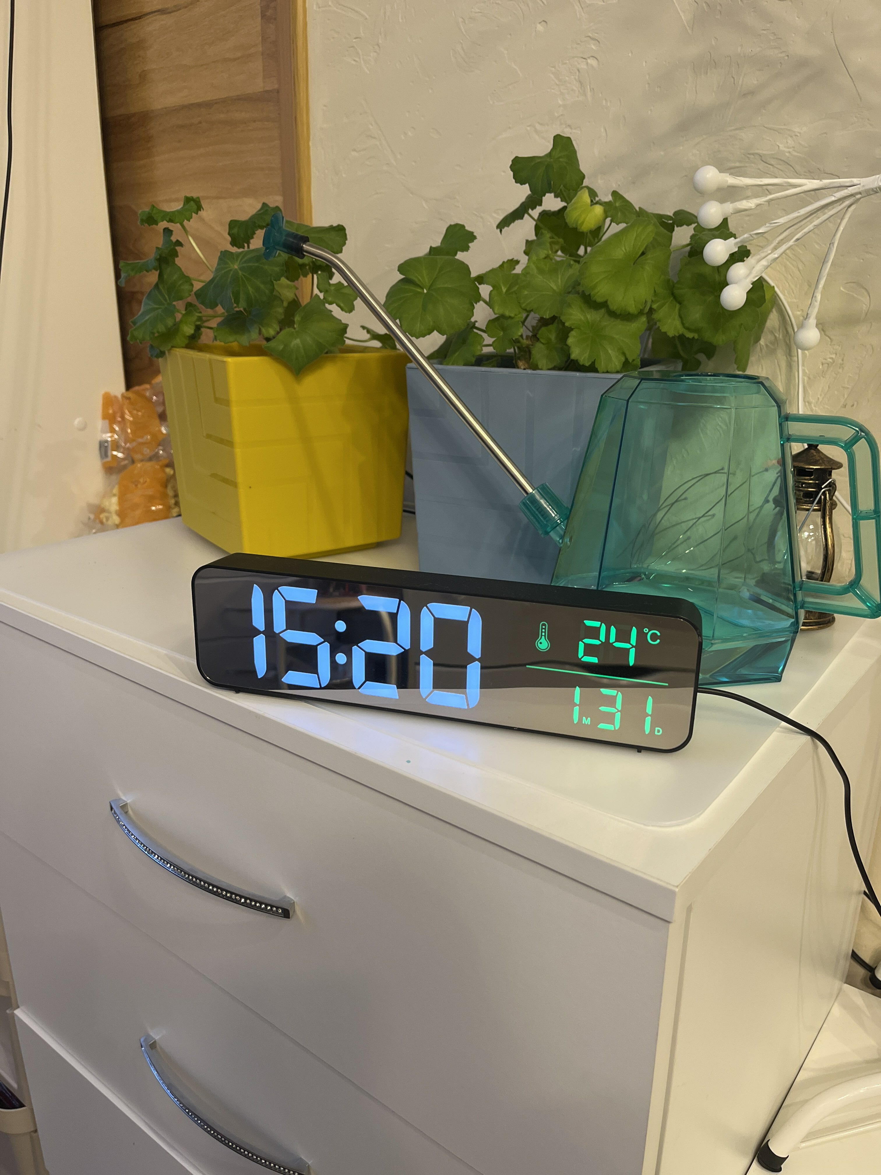 Фотография покупателя товара Часы электронные настольные: будильник, календарь, термометр, с подвесом, 3.5 х 7 х 26.5 см - Фото 2