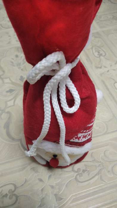 Фотография покупателя товара Чехол на бутылку «Дед Мороз в вязаной шапочке» на завязках - Фото 1