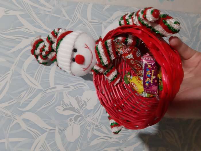 Фотография покупателя товара Конфетница «Снеговичок», полосатая шапочка, вместимость 1000 грамм - Фото 2