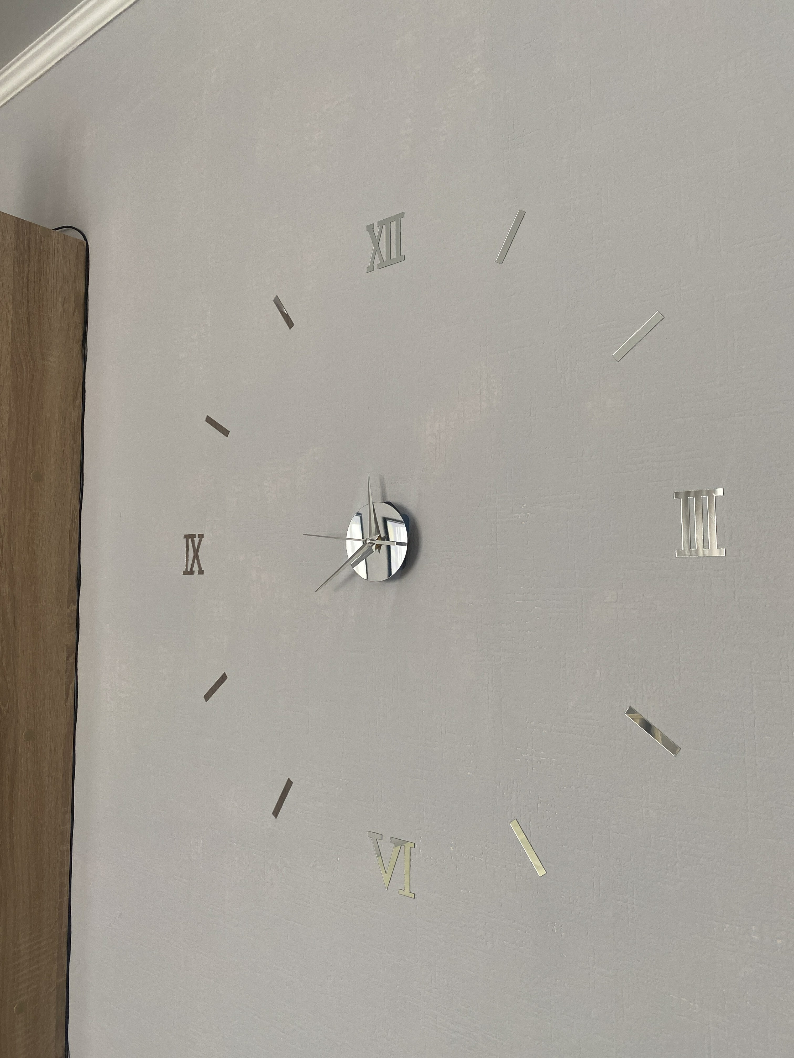 Фотография покупателя товара Часы-наклейка "Давис", плавный ход, d-45 см, сек. стрелка 12 см, серебро - Фото 1