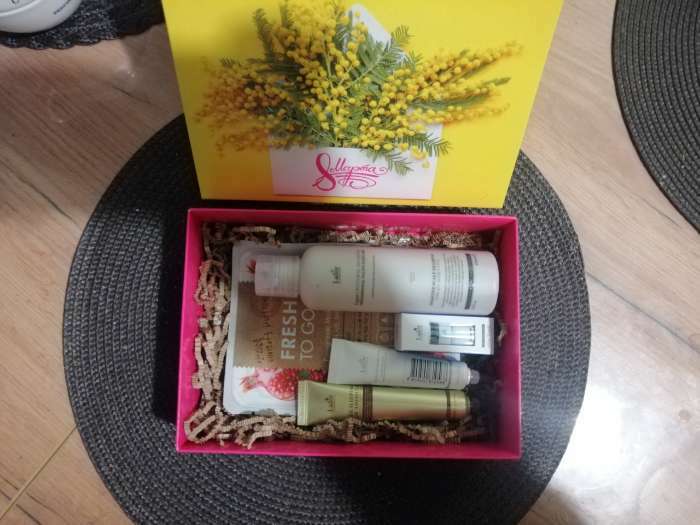 Фотография покупателя товара Подарочная коробка «8 марта, мимозы», 21×15×5.7 см - Фото 2