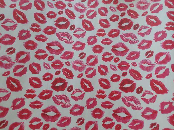 Фотография покупателя товара Набор бумаги упаковочной крафт "Поцелуи", 2 листа 50 × 70 см - Фото 2