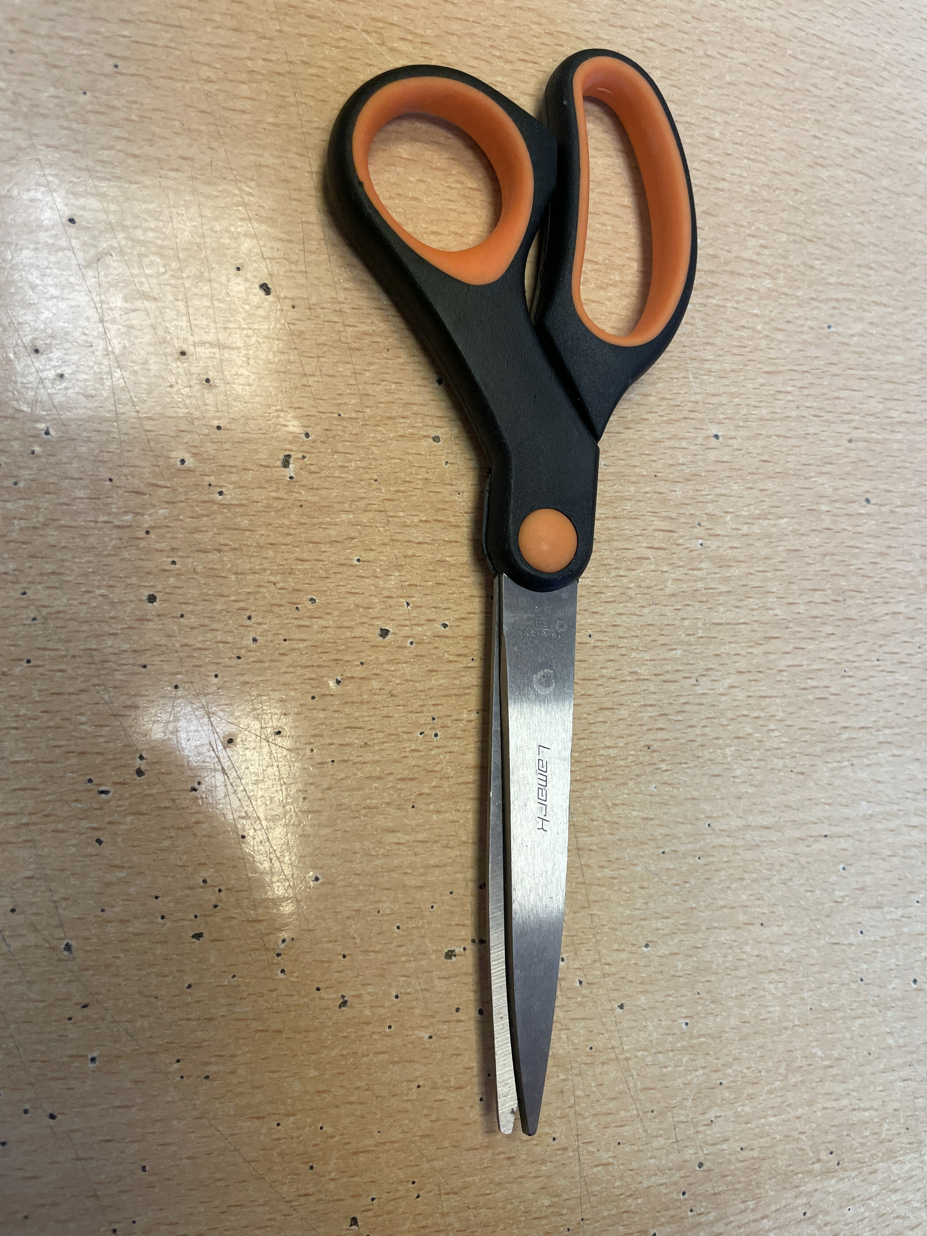 Фотография покупателя товара Ножницы Lamark 20,3см с пластиковыми ручками и мягкими вставками, оранжевого цвета - Фото 1