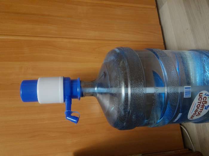 Фотография покупателя товара УЦЕНКА Помпа для воды LuazON, механическая, малая, под бутыль от 11 до 19 л, голубая - Фото 19