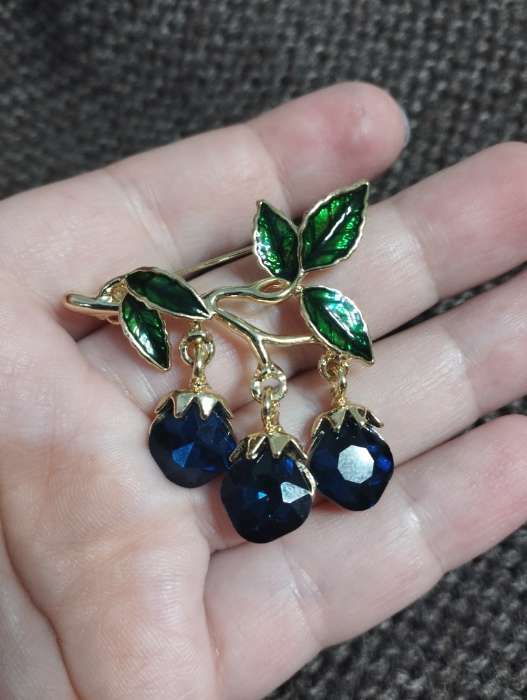 Фотография покупателя товара Брошь «Ягоды», цвет сине-зелёный в золоте - Фото 2