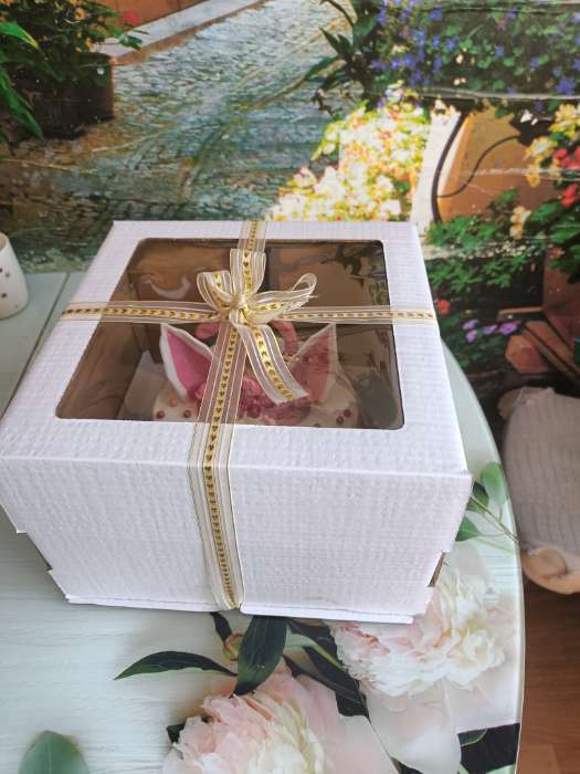 Фотография покупателя товара Коробка для торта с окном, кондитерская упаковка «Белая» 29,5 х 29,5 х 19 см - Фото 2