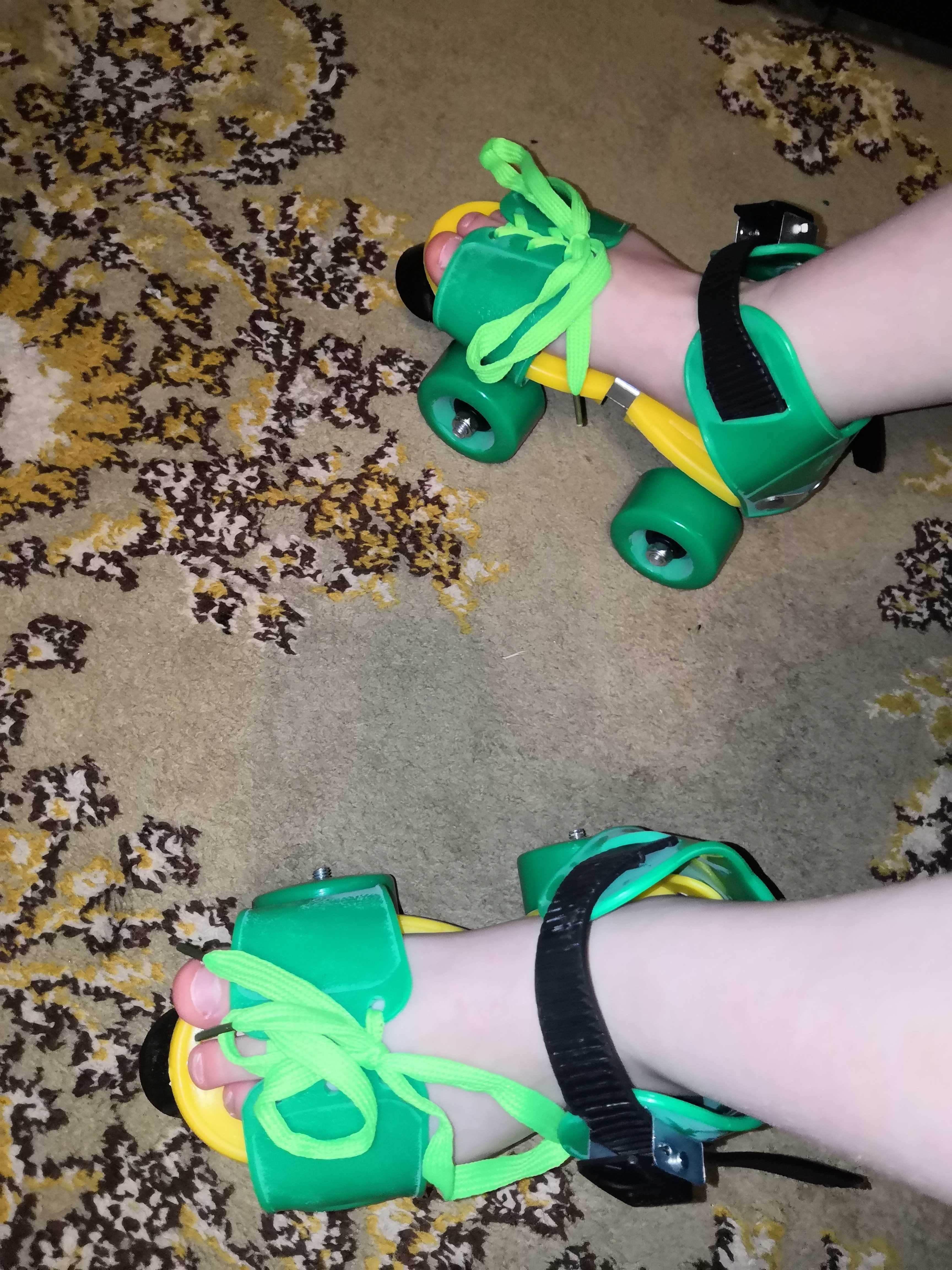 Фотография покупателя товара Ролики для обуви раздвижные, размер 16-21 см, колеса РVC d = 45 мм, цвет зеленый
