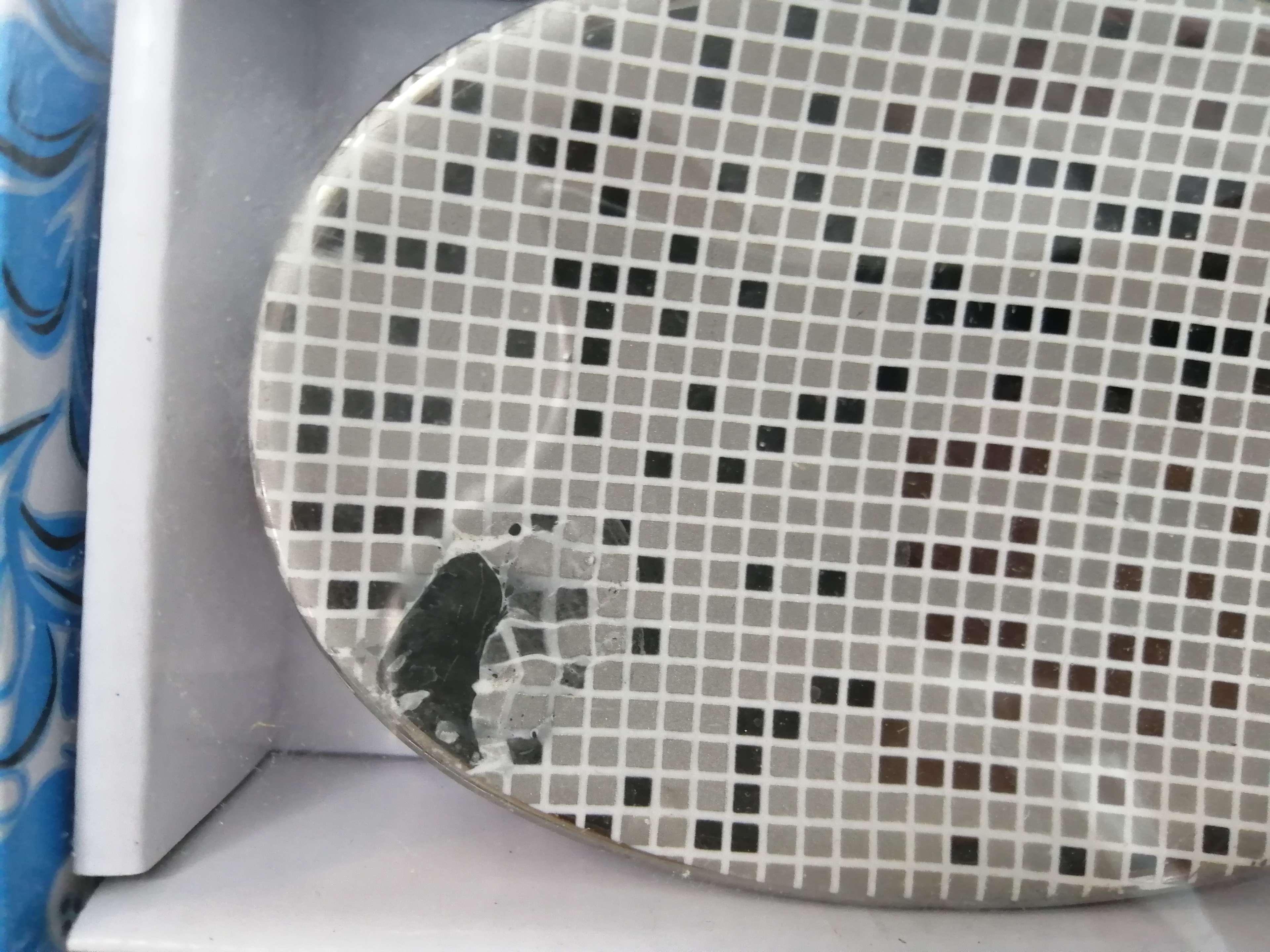 Фотография покупателя товара Набор аксессуаров для ванной комнаты Доляна «Диско», 4 предмета (дозатор 300 мл, мыльница, 2 стакана), цвет серый