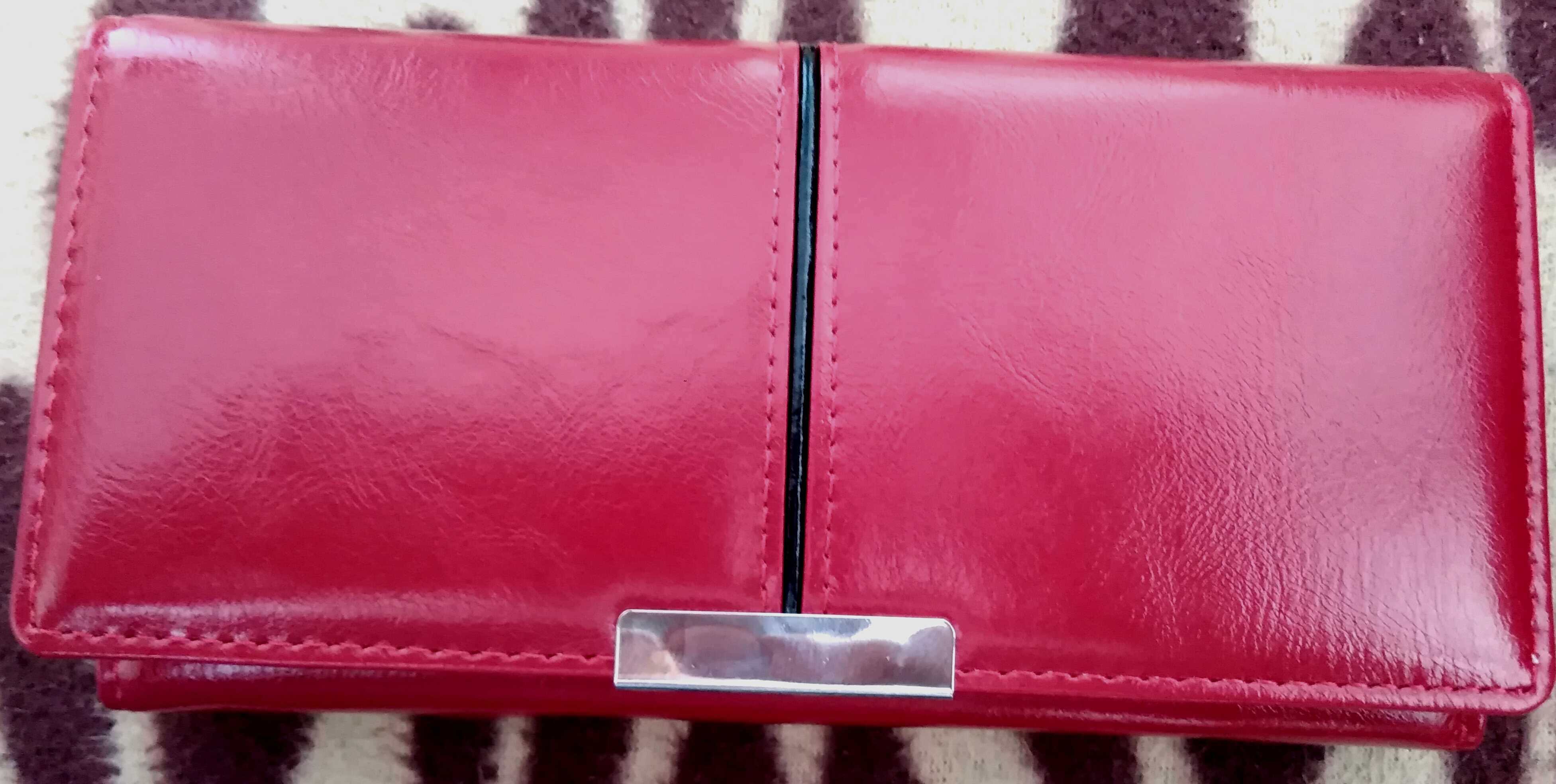 Фотография покупателя товара Кошелёк женский на клапане, 4 отдела, для карт, 2 отдела на рамке, наружный карман, цвет красный/чёрный - Фото 1