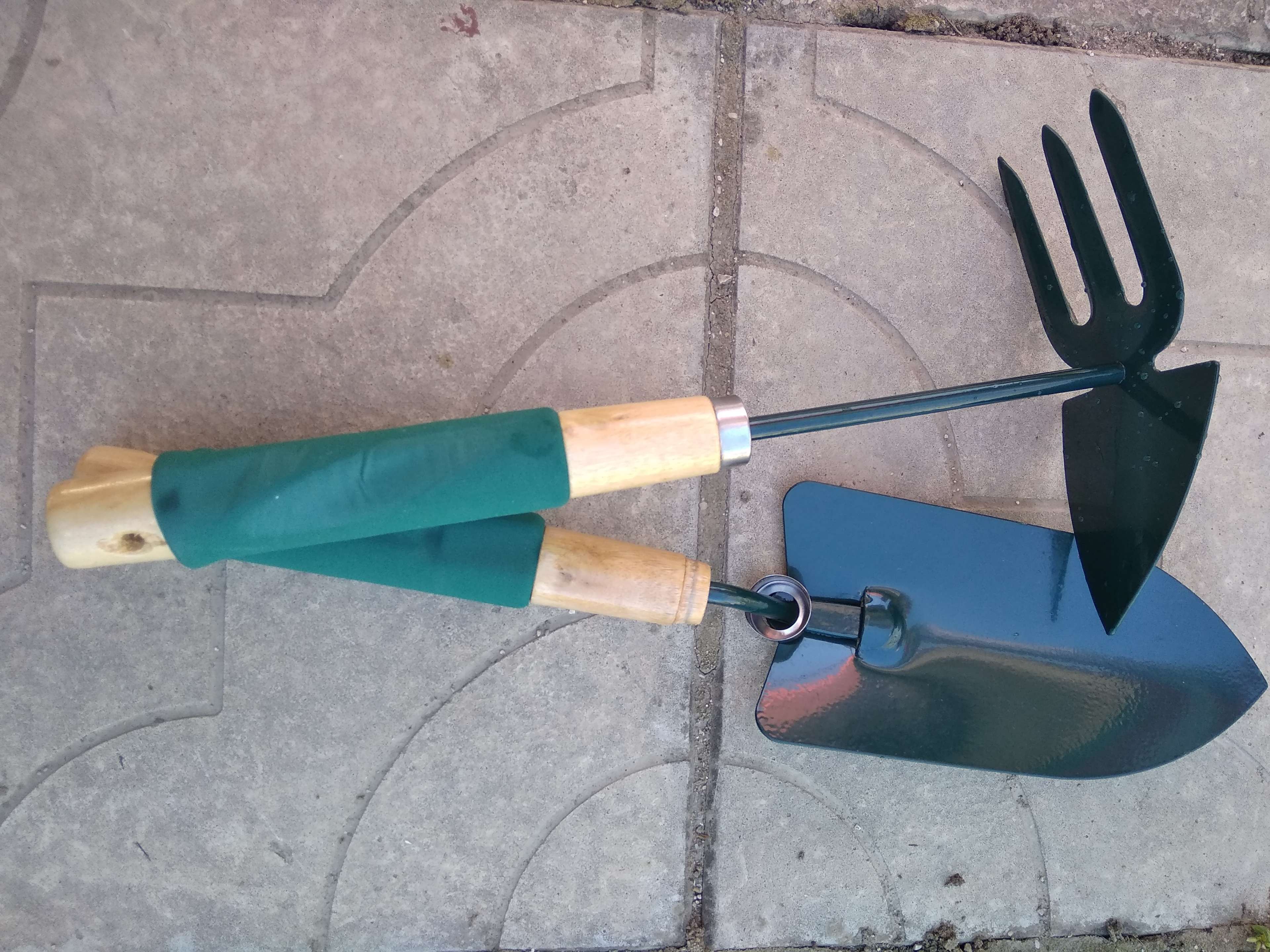 Фотография покупателя товара Набор садового инструмента, 2 предмета: совок, мотыжка, длина 36 см. деревянные ручки с поролоном - Фото 2